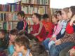 Deti zo ZŠ na Jelenej ul. pozorne počúvajú rozprávku